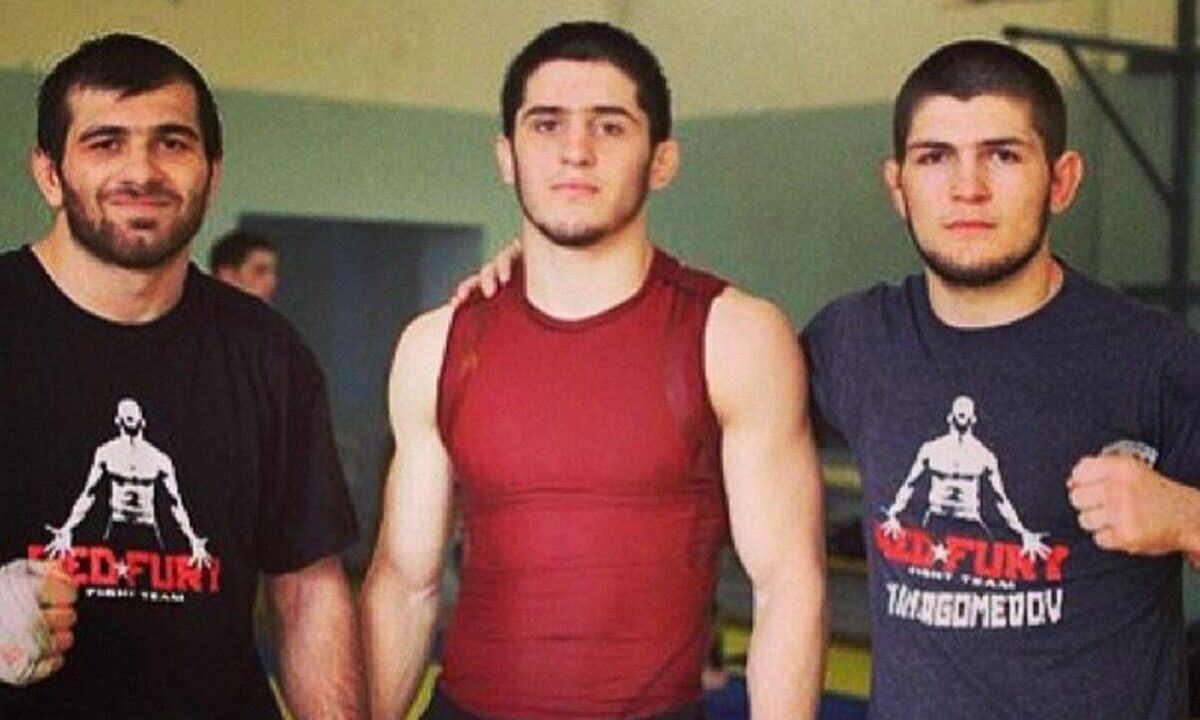 Ислам Махачев вернулся к истокам. Видео