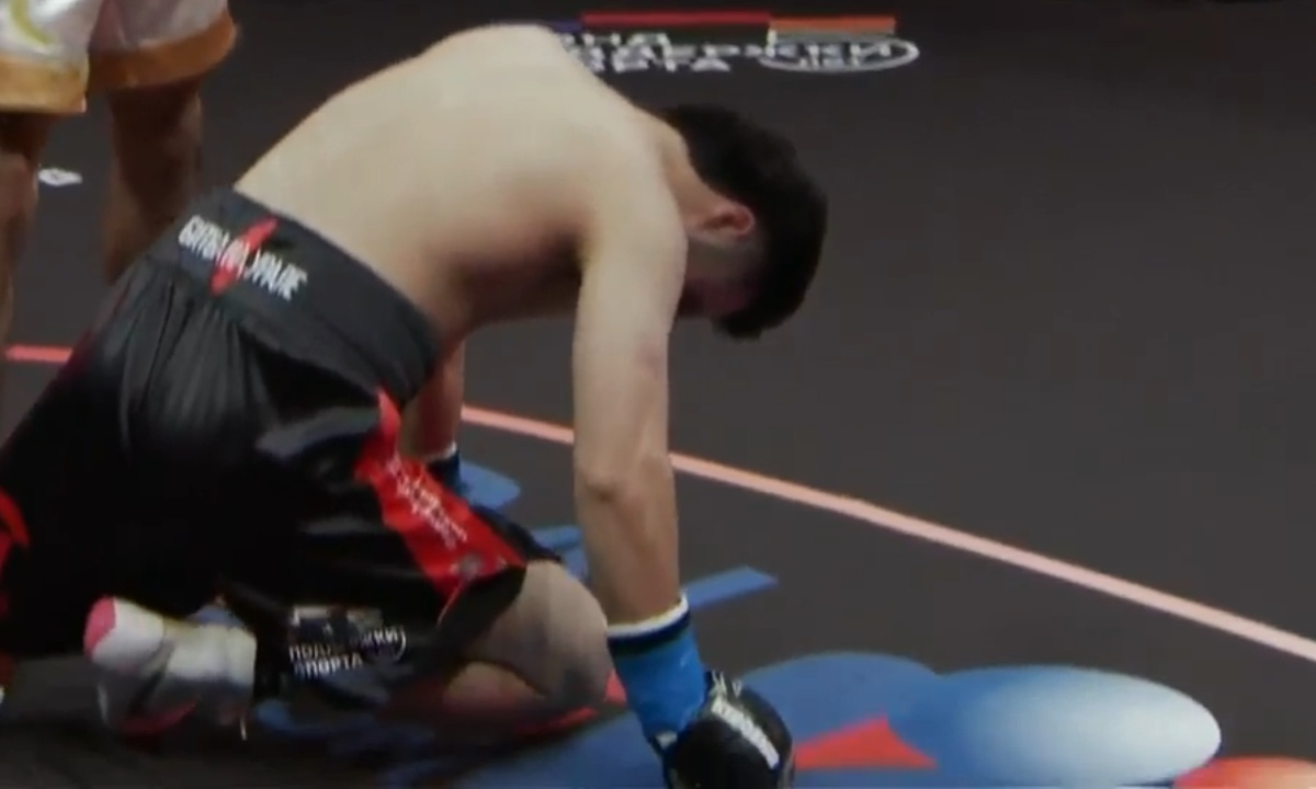 Олимпийский чемпион из Узбекистана нокаутировал казахстанского боксёра в дебютном бою в профи. Видео