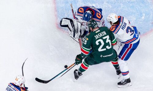 Матч топовых команд КХЛ начался жестким поединком между фанатами с участием бойца UFC. Видео