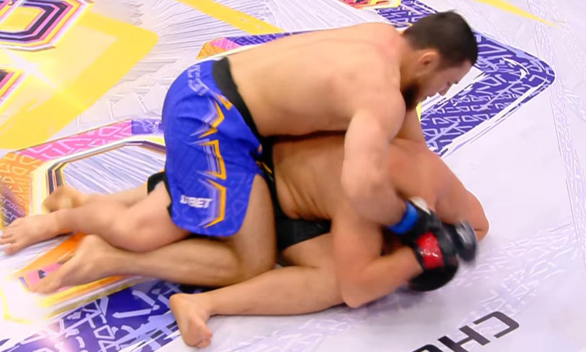 Нокаутом в первом раунде закончился со-главный бой Казахстан — Узбекистан в ММА. Видео