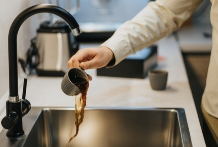 Названа странная причина никогда не выливать кофе в раковину