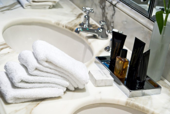 Эксперт объяснила, почему шампуни в отелях отличаются от магазинных