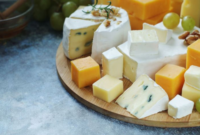 Какой заплесневелый сыр безопасно употреблять