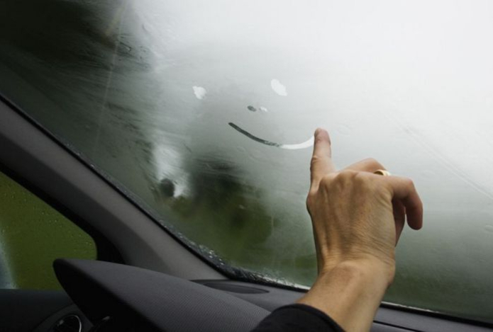 Что положить в салон авто, чтобы не запотевали стекла. Советы опытных водителей