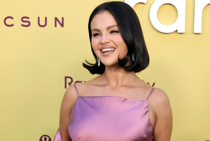 Селена Гомес произвела фурор выходом в розовом мини. Фото