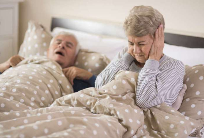Назван простой способ улучшить сон для пожилых