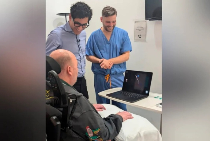 Парализованному британцу вживили в мозг чип и теперь он силой мысли играет в компьютер