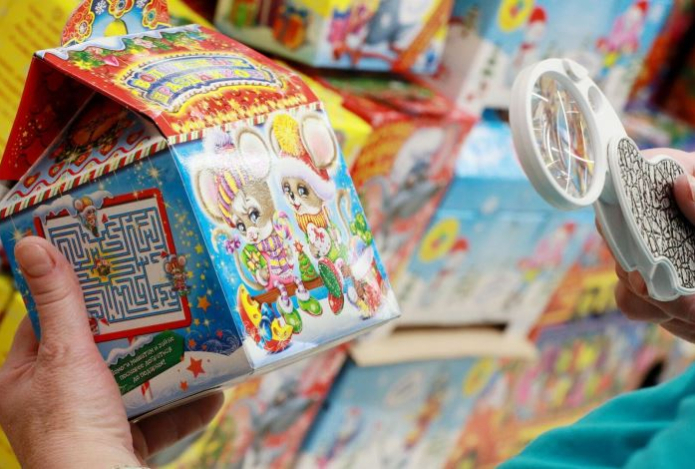 Чем опасны сладкие новогодние подарки для детей — рассказал врач