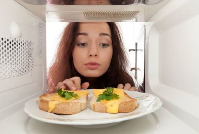 Семь простых блюд, которые подросток сможет приготовить в микроволновке за минуты