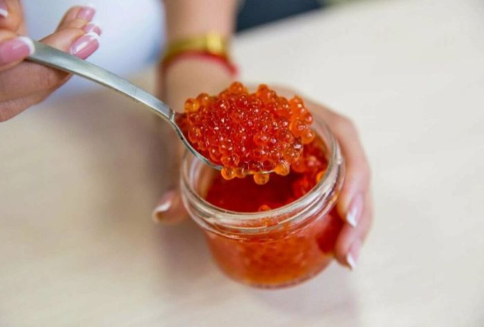 Кому опасно есть красную икру — рассказала врач