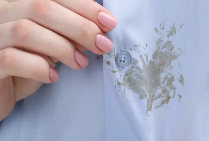 Масляные пятна с одежды исчезнут благодаря одному ингредиенту — даже без стирки