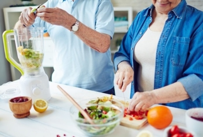 Какие продукты опасны для подвижности пожилых людей