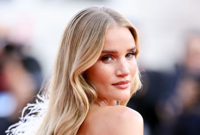 Роузи Хантингтон-Уайтли показала идеальную фигуру в облегающем образе. Фото