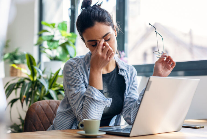 Взрослые начинают «думать как дети» при перегрузке рабочей памяти