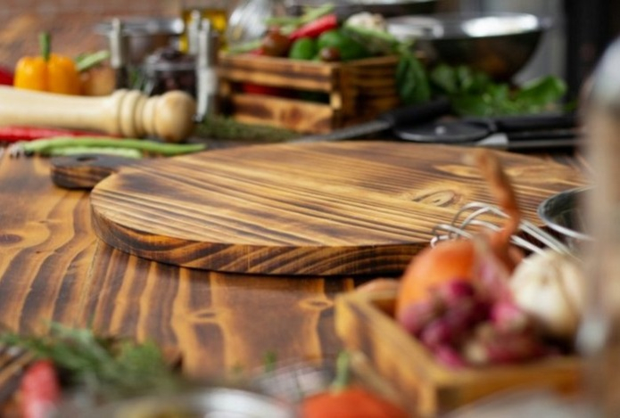 Названы скрытые угрозы долгого использования разделочных досок на кухне