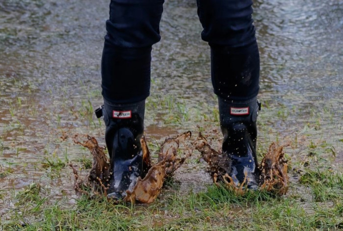Как быстро высушить промокшую обувь — простой и эффективный способ