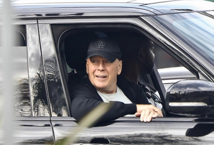 Брюса Уиллиса впервые за долгое время заметили на прогулке в Лос-Анджелесе