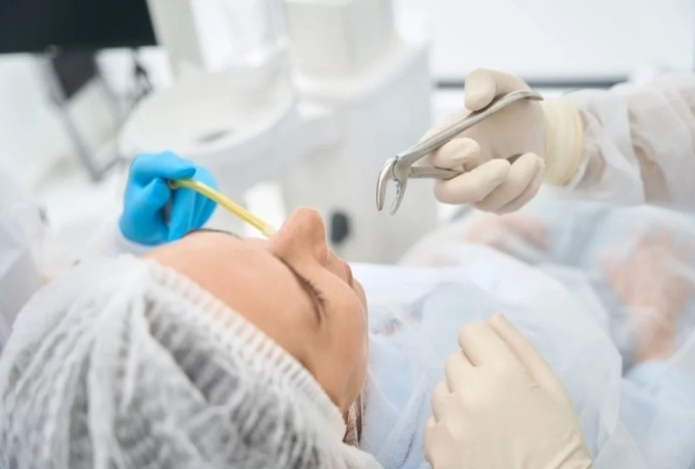 Врач назвал риски удаленного зуба