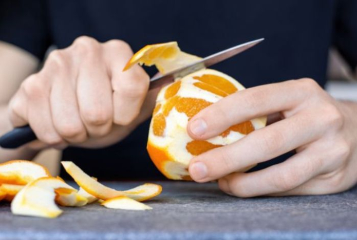 Все их выбрасывают. Пять фруктовых шкурок, которые на самом деле можно есть