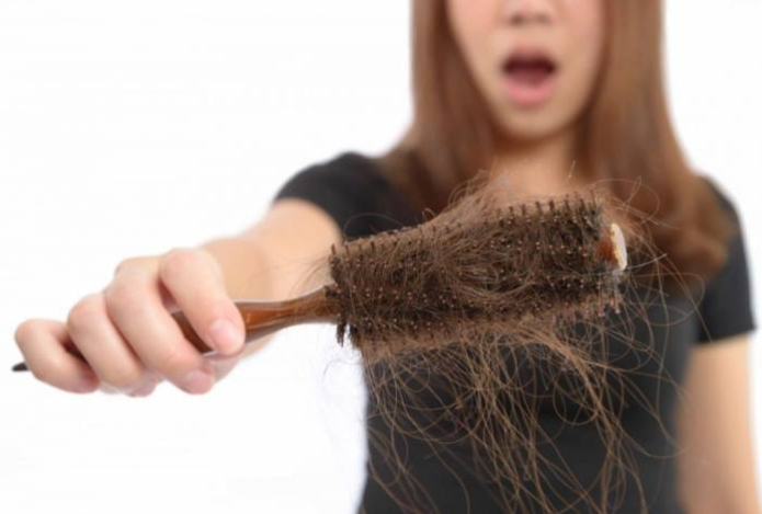 Почему ваши волосы сыплются — что влияет на здоровье шевелюры