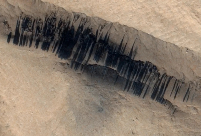 Что могут означать таинственные черные полосы на Марсе