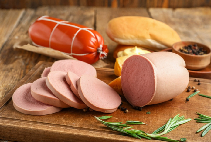 Врач раскрыл пугающие факты о составе колбасы
