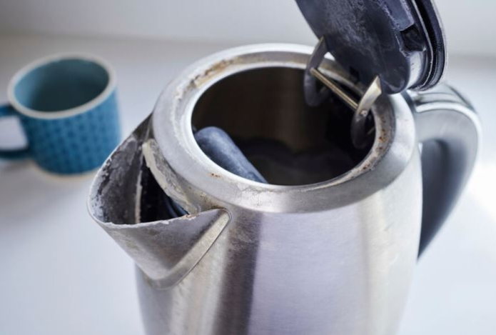 Накипь в чайнике повышает счета за электроэнергию. Вот как от нее избавиться
