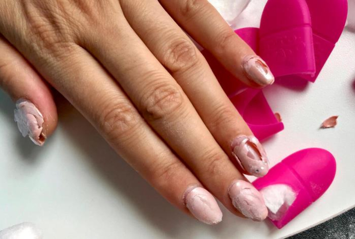 Эксперты рассказали, чем опасно удалять гель-лак самостоятельно