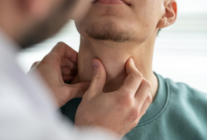 Какие симптомы указывают на сбой в работе щитовидной железы — рассказала врач