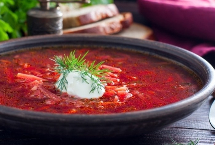Стало известно, кому нельзя есть борщ — даже без сметаны, хлеба и сала