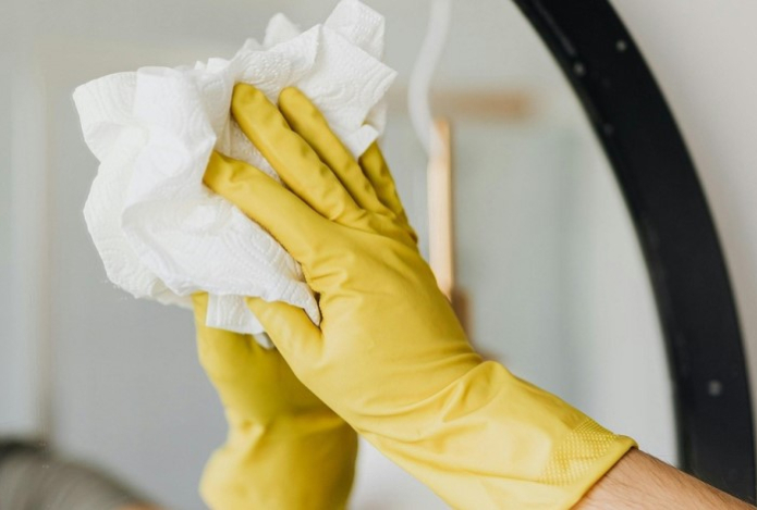 Зеркало без разводов и запотевания — неожиданный лайфхак из мужской косметички