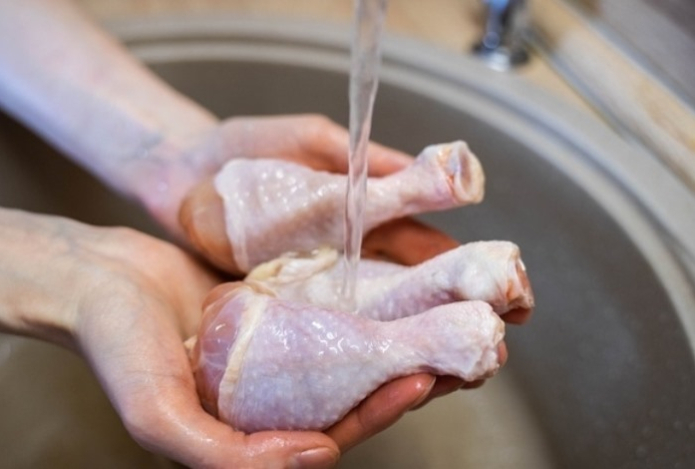 Ученые поставили точку — нужно ли мыть курицу перед приготовлением или нет