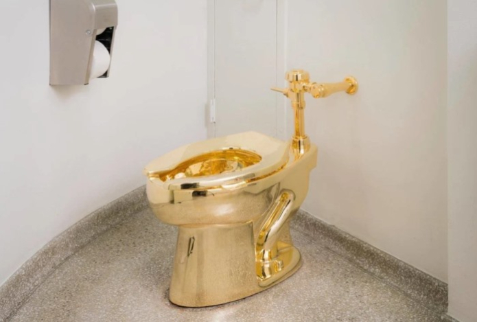 На торгах Sotheby’s в ноябре будет выставлен золотой унитаз