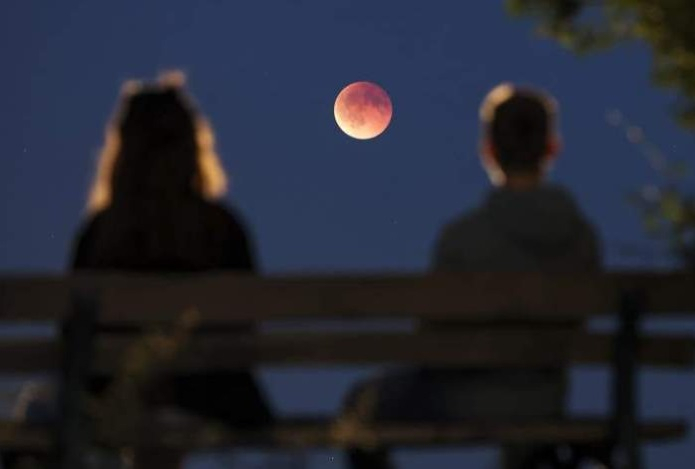 Почему так трудно сделать фотографию Луны с помощью телефона