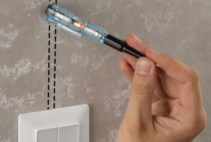 Как найти скрытую проводку в стене без индикаторной отвёртки