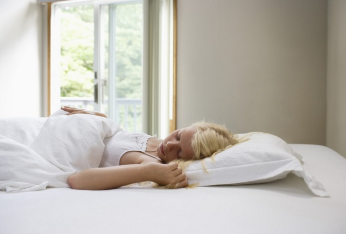 Врач поставил точку в споре о вреде сна с открытым окном осенью