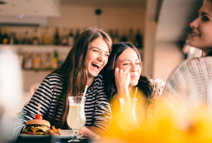 Стало известно, почему люди чувствуют одиночество даже при наличии друзей