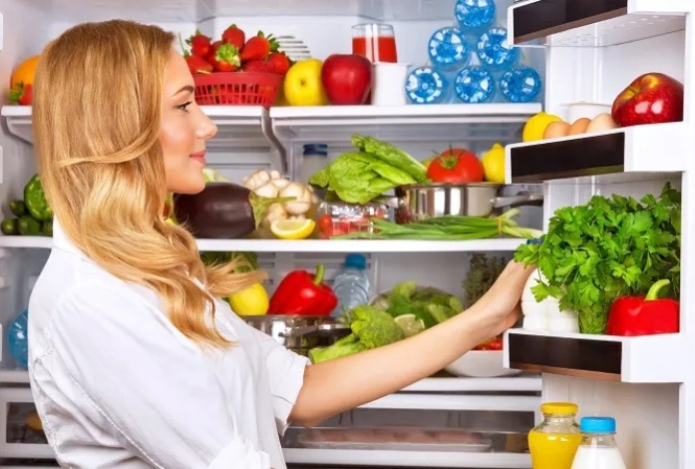 Многие путают полки в холодильнике и выкидывают продукты. Куда и что класть, чтобы этого не случилось