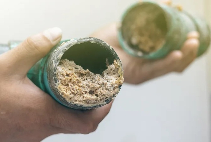 По какой причине появляется засор в ванной