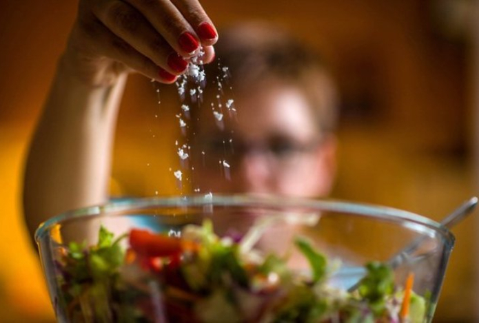 Какие болезни вызывают желание есть соленую пищу