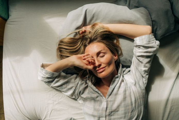 Гастроэнтеролог назвал неочевидный способ улучшить сон