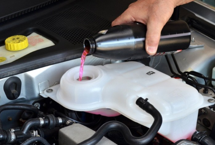 Когда пора менять антифриз — простая памятка для автовладельцев