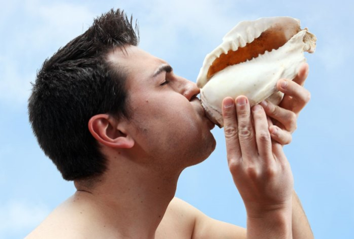 Учёные выяснили, как дудение в раковину помогает лучше спать