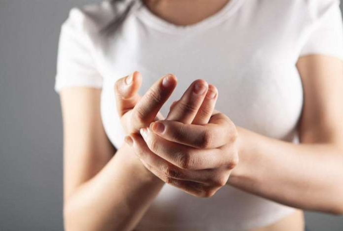 С чем может быть связано онемение рук? Рассказал врач