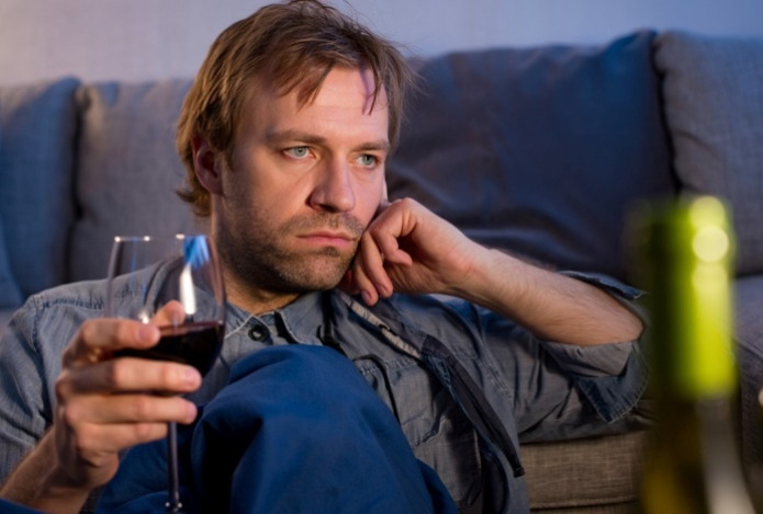 Ученые рассказали, в каком возрасте алкоголь опаснее всего для мозга