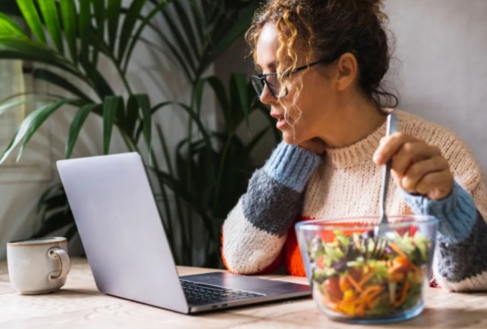 Названо, почему нельзя смотреть сериалы и шортсы во время еды