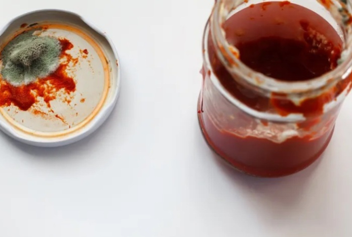 Не портится и не плесневеет. Как сохранить содержимое открытой банки