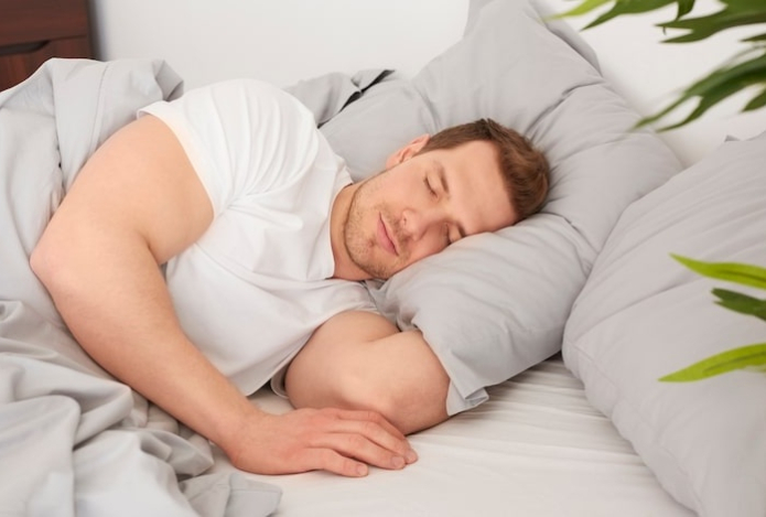 Названа поза сна, которая свидетельствует о проблемах с нервной системой