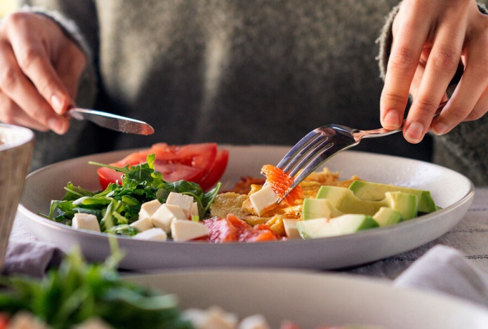 Пропуск завтрака замедляет метаболизм и вызывает переедание