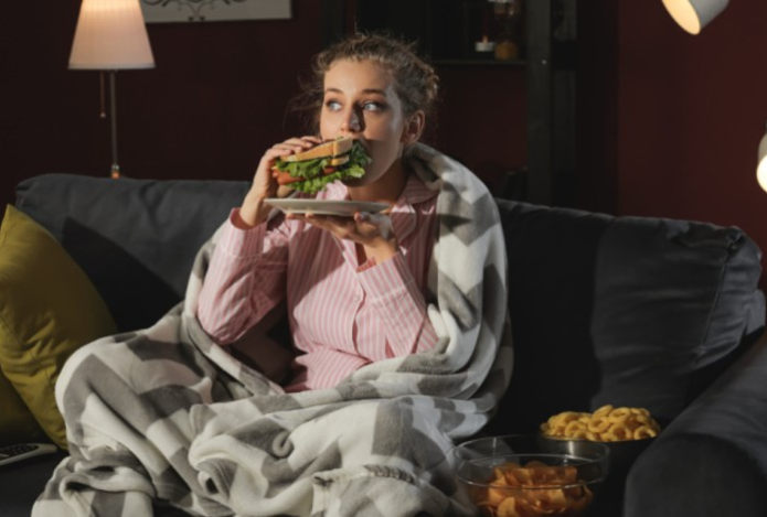 Диетолог поставила точку в споре, вредно ли есть перед телевизором